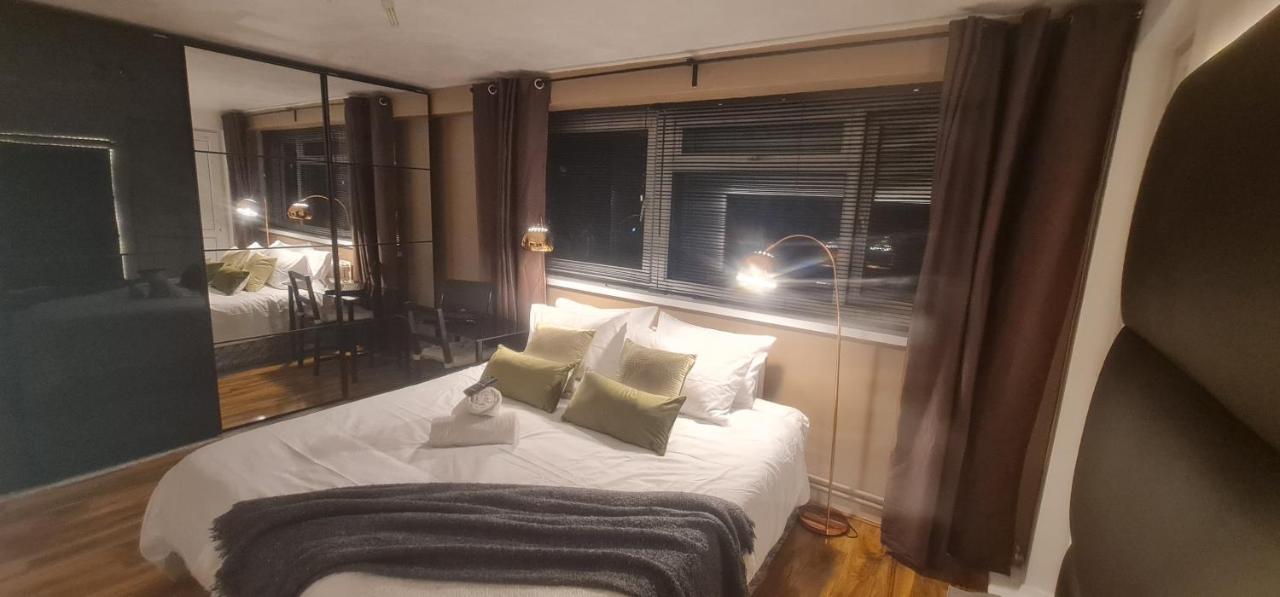 R3 Superking Sized Bed & 75" Tv On The Wall In Clapham Lägenhet London Exteriör bild