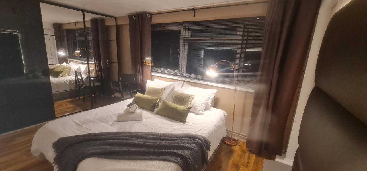 R3 Superking Sized Bed & 75" Tv On The Wall In Clapham Lägenhet London Exteriör bild