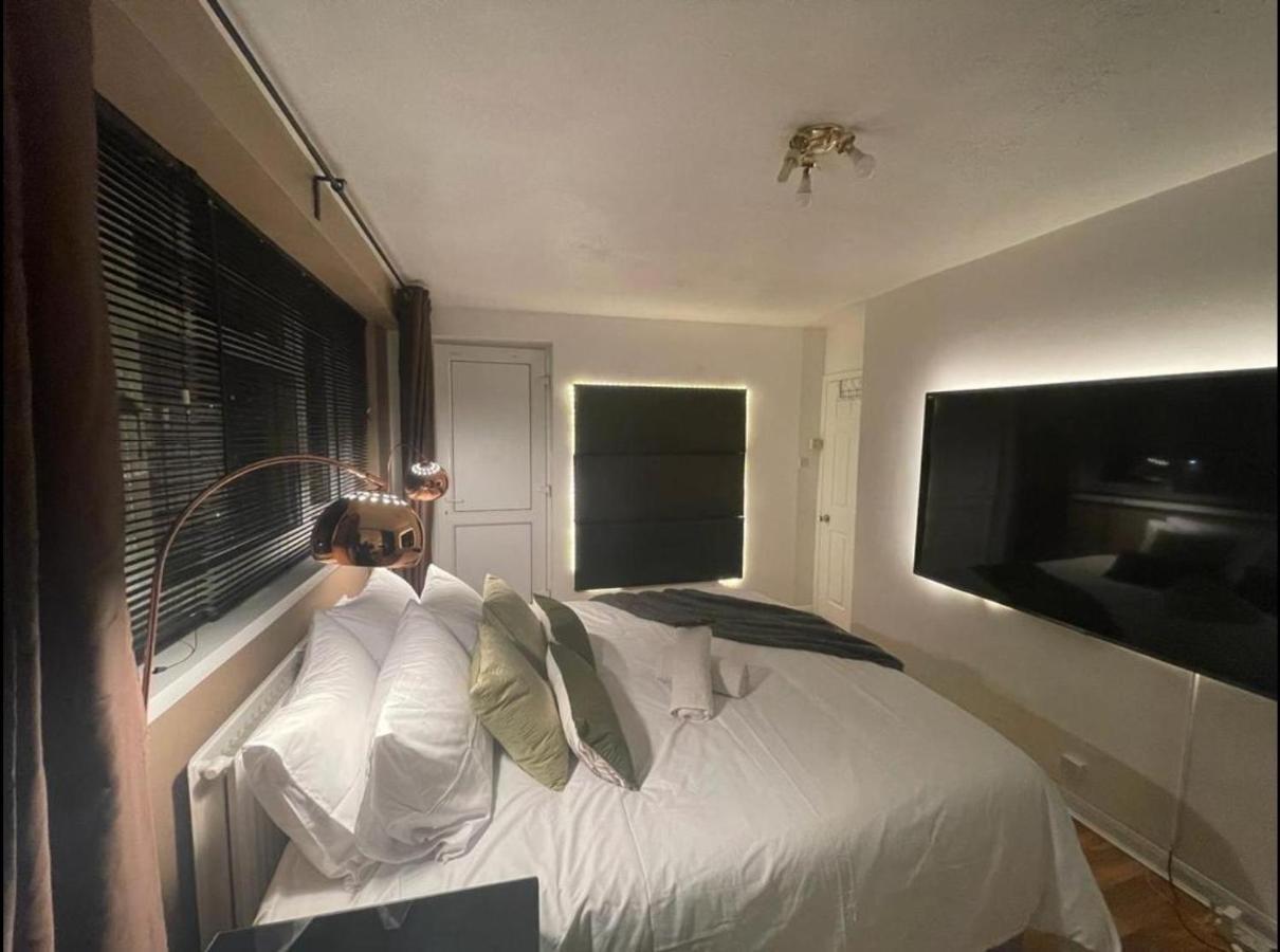 R3 Superking Sized Bed & 75" Tv On The Wall In Clapham Lägenhet London Exteriör bild
