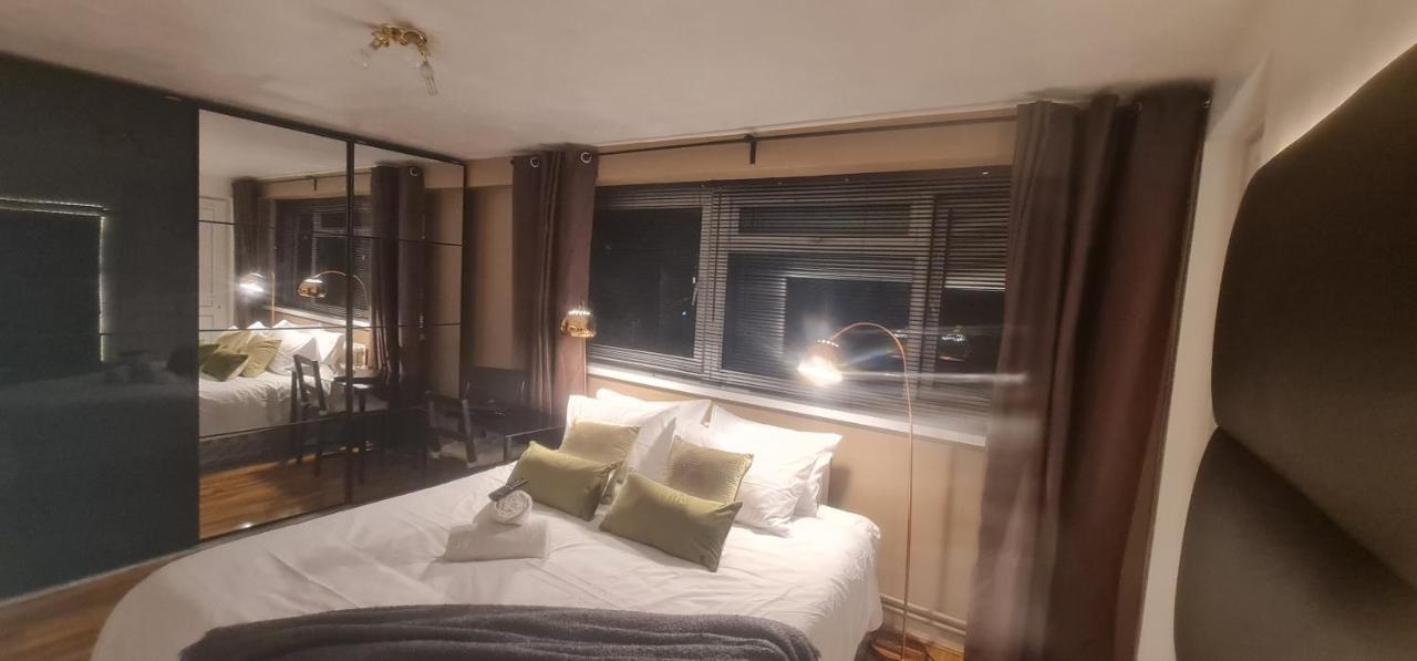R3 Superking Sized Bed & 75" Tv On The Wall In Clapham Lägenhet London Exteriör bild