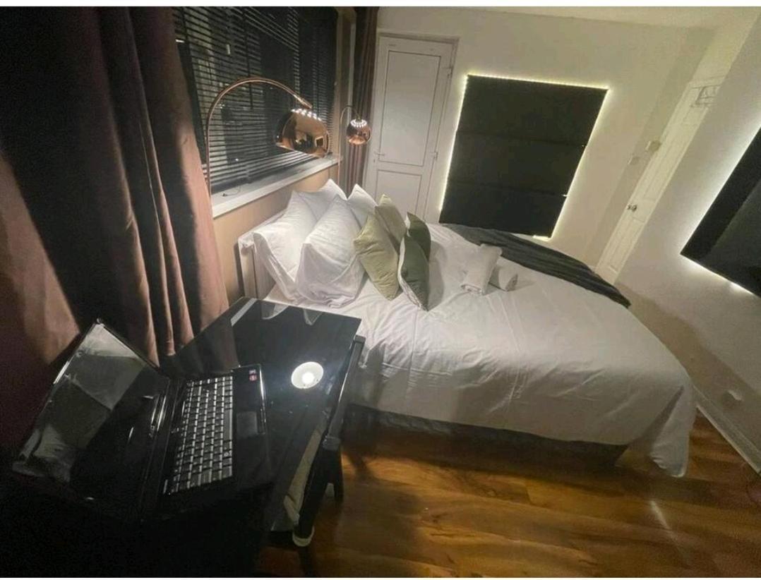 R3 Superking Sized Bed & 75" Tv On The Wall In Clapham Lägenhet London Exteriör bild