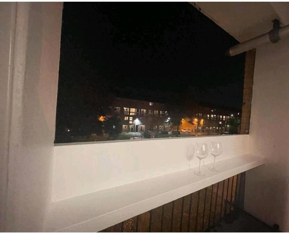 R3 Superking Sized Bed & 75" Tv On The Wall In Clapham Lägenhet London Exteriör bild