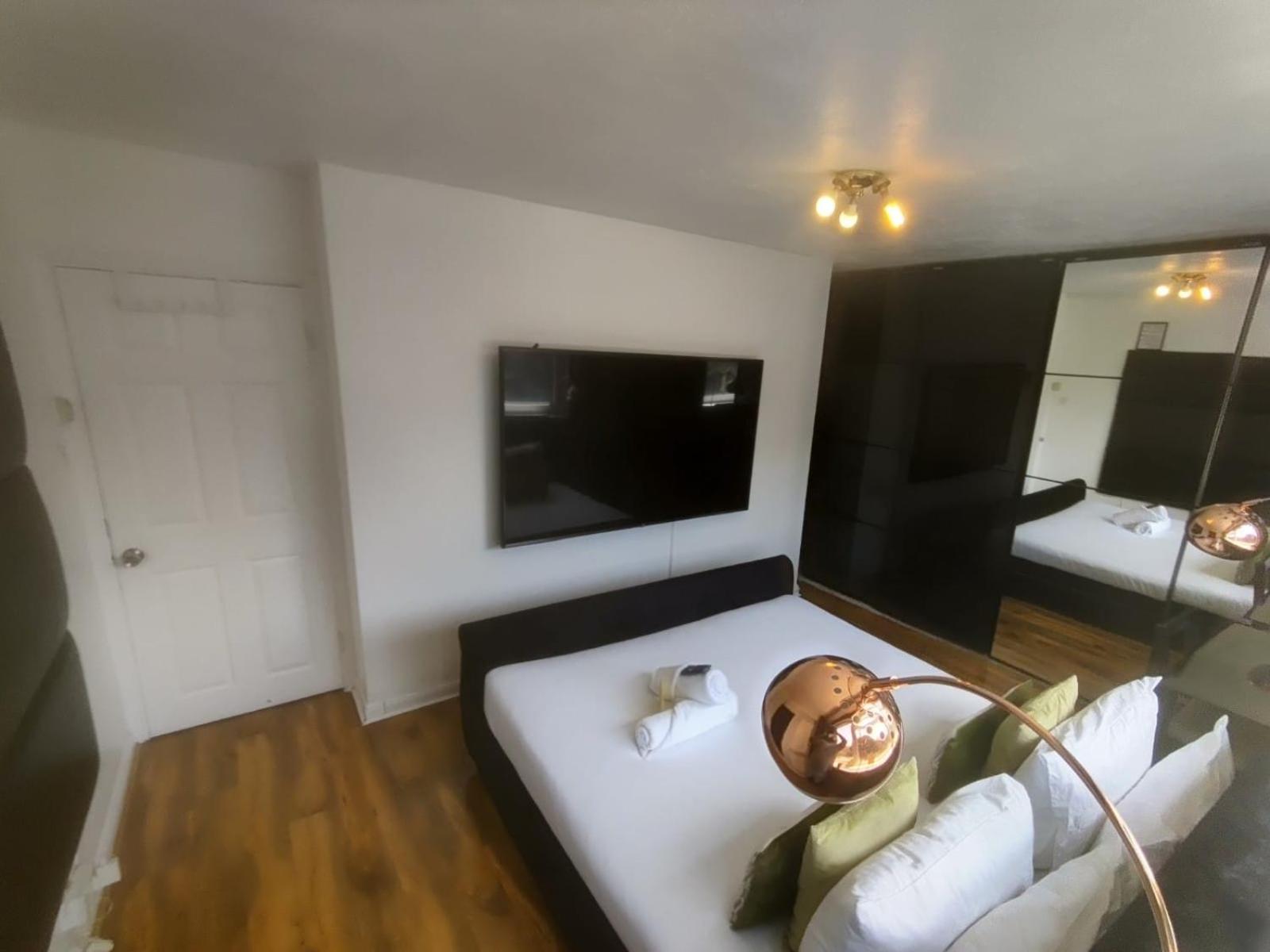 R3 Superking Sized Bed & 75" Tv On The Wall In Clapham Lägenhet London Exteriör bild