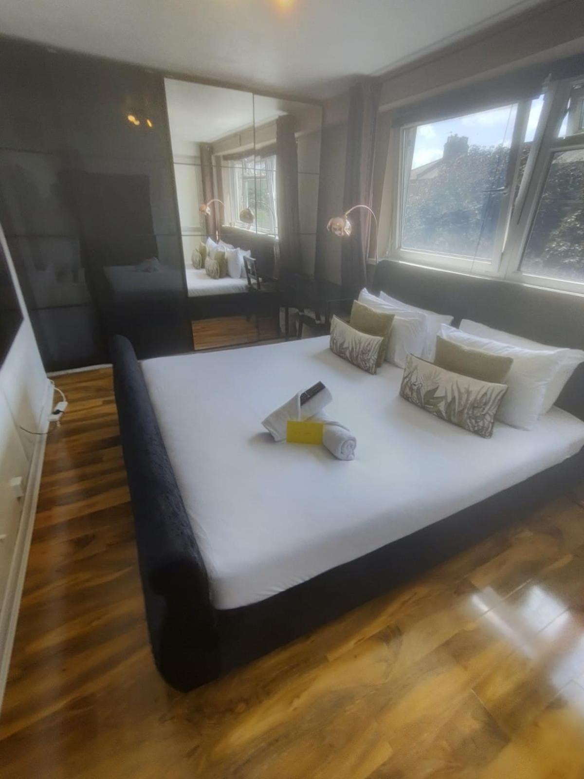 R3 Superking Sized Bed & 75" Tv On The Wall In Clapham Lägenhet London Exteriör bild