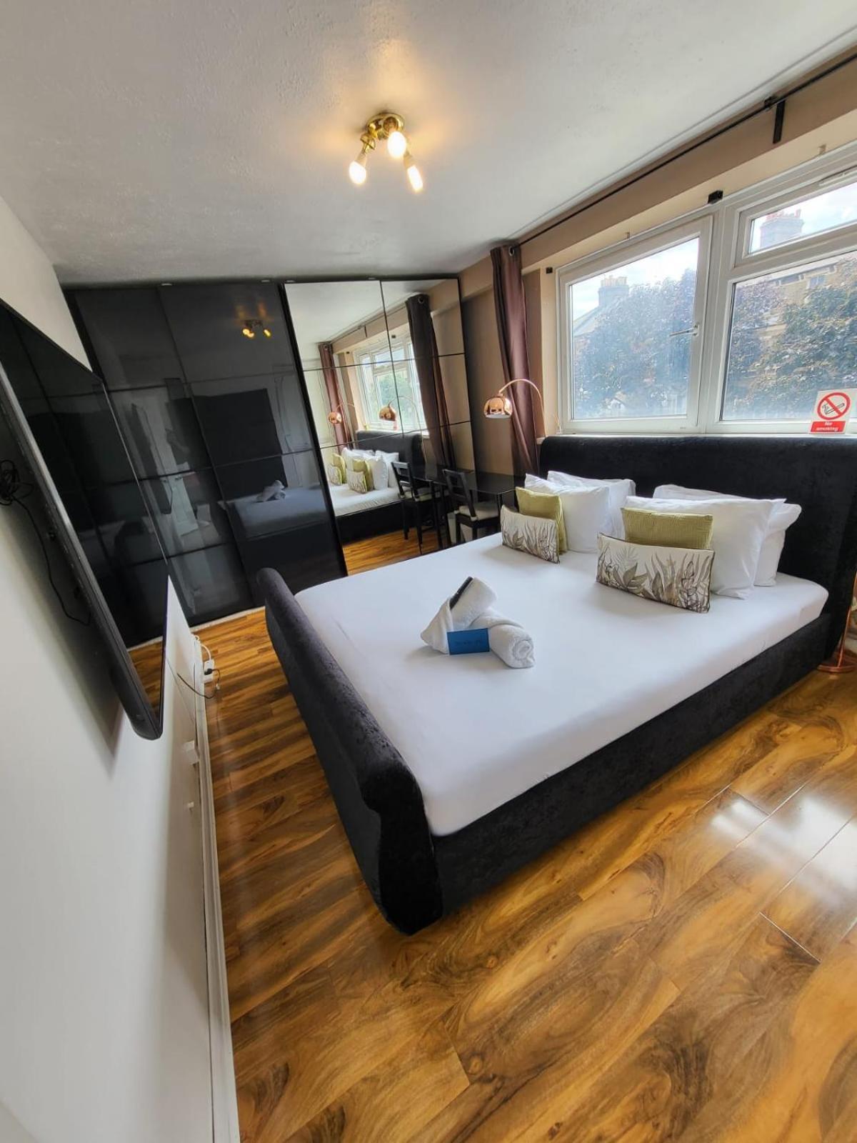R3 Superking Sized Bed & 75" Tv On The Wall In Clapham Lägenhet London Exteriör bild